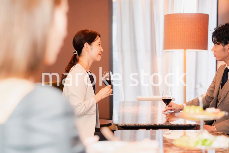 赤ワインで乾杯をする大人の男女