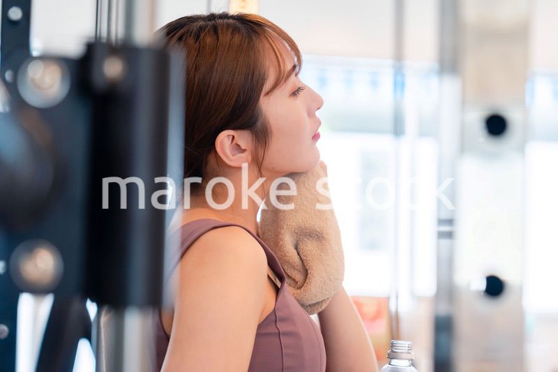 ジムで水分補給をする若い女性