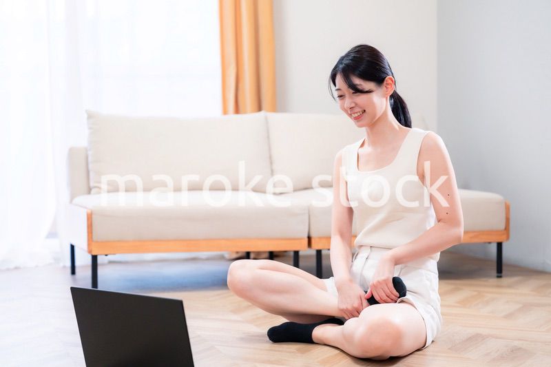 家でヨガ・エクササイズ・ダイエットをする若い女性