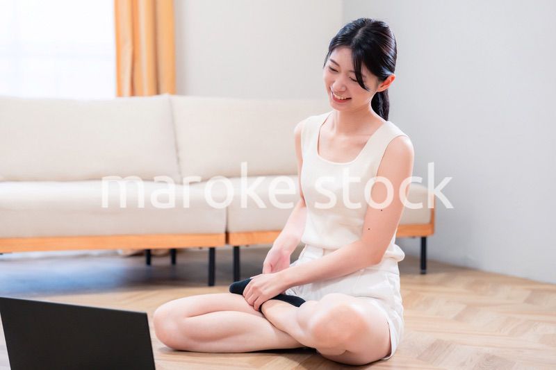 家でヨガ・エクササイズ・ダイエットをする若い女性