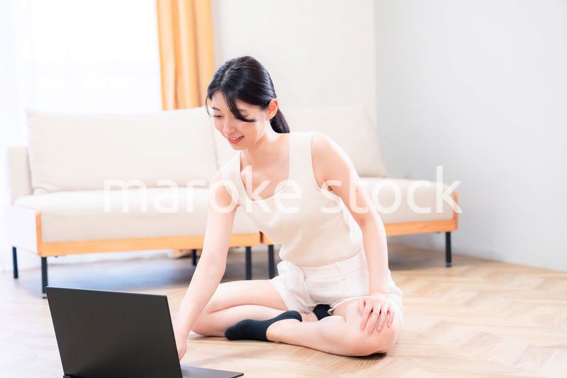 家でヨガ・エクササイズ・ダイエットをする若い女性