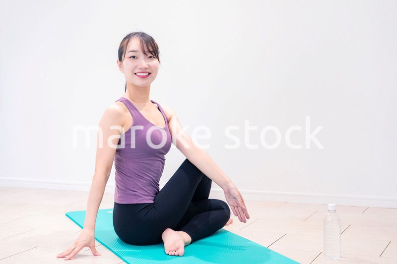 ジムでヨガコーチをするスポーティーな女性