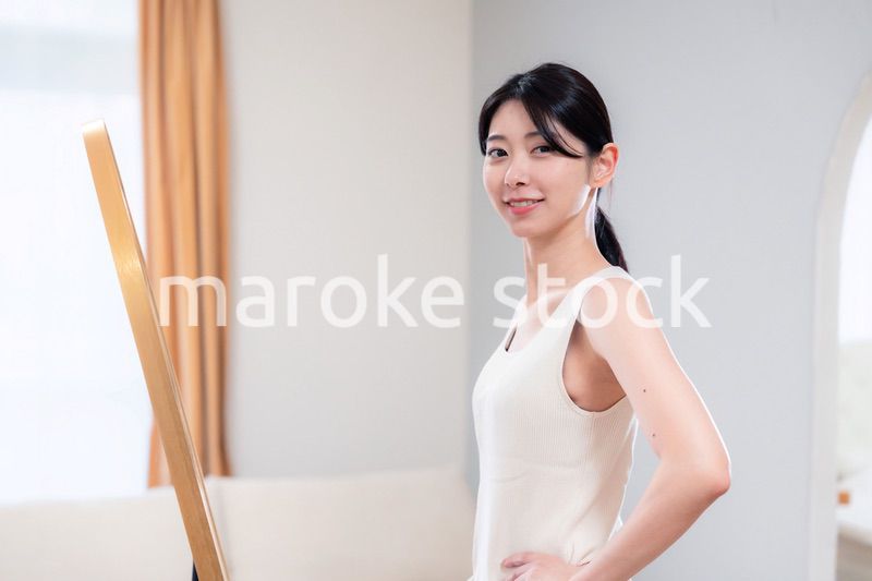 家でヨガ・エクササイズ・ダイエットをする若い女性