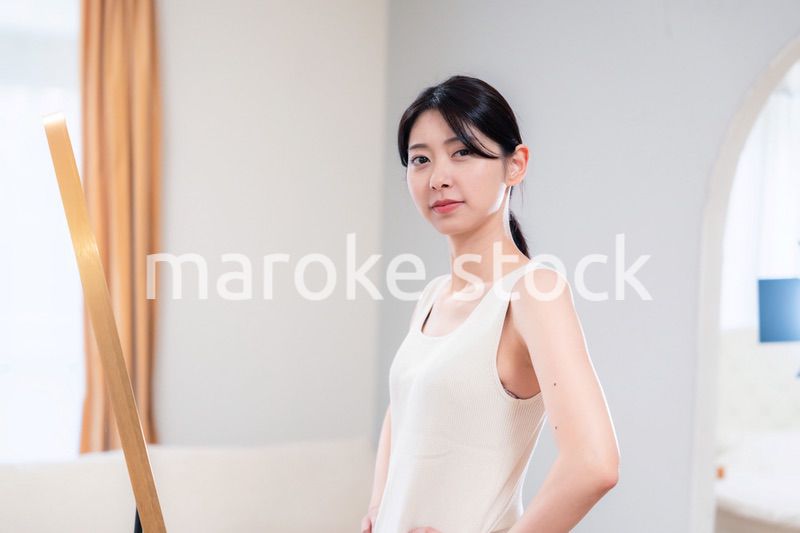 家でヨガ・エクササイズ・ダイエットをする若い女性