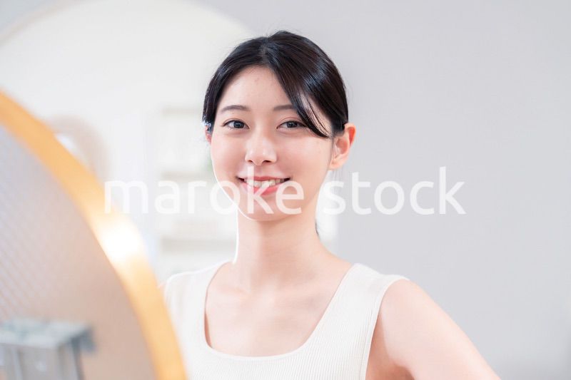 家でヨガ・エクササイズ・ダイエットをする若い女性