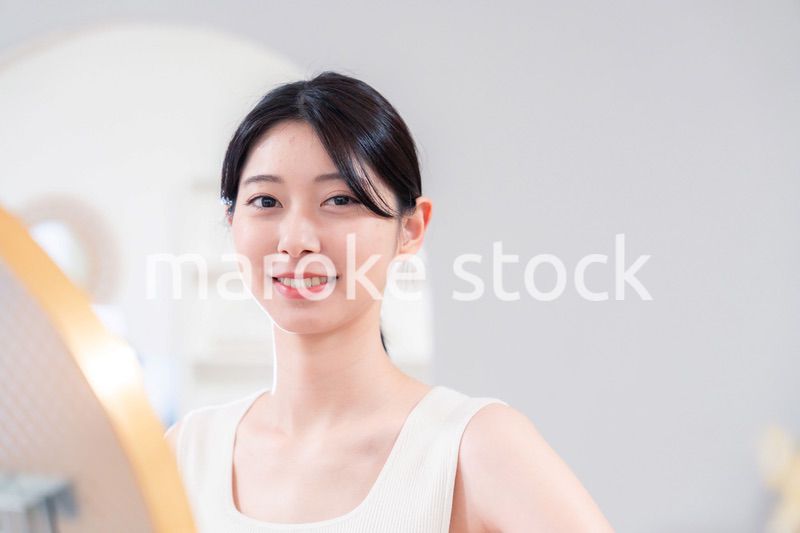 家でヨガ・エクササイズ・ダイエットをする若い女性