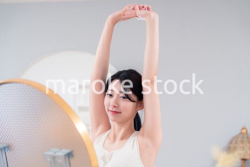 家でヨガ・エクササイズ・ダイエットをする若い女性