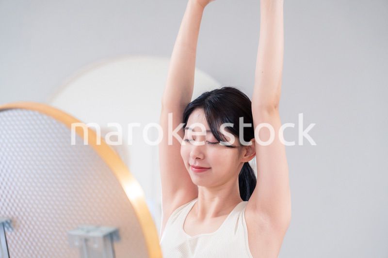 家でヨガ・エクササイズ・ダイエットをする若い女性