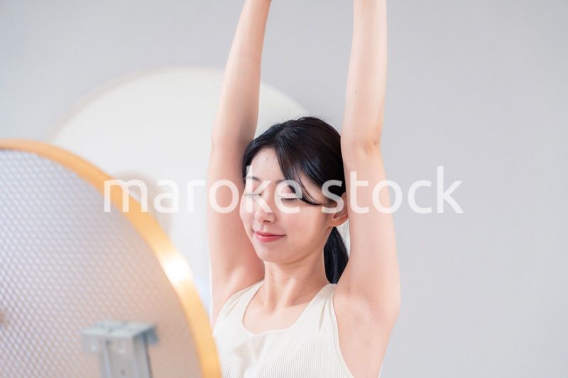 家でヨガ・エクササイズ・ダイエットをする若い女性