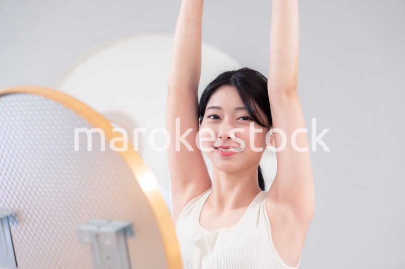 家でヨガ・エクササイズ・ダイエットをする若い女性