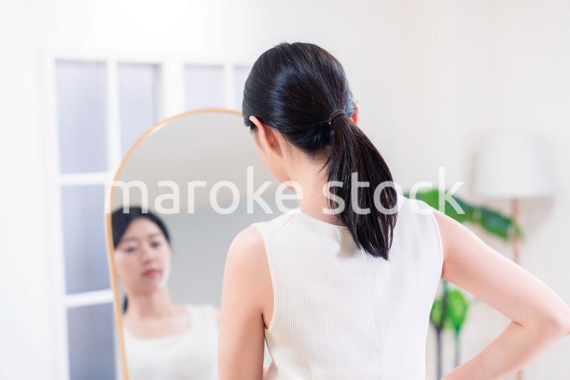 家でヨガ・エクササイズ・ダイエットをする若い女性