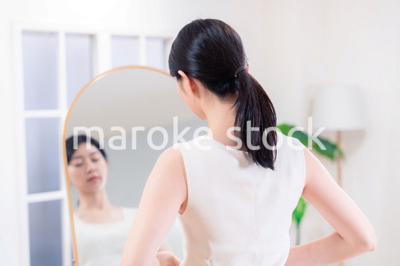 家でヨガ・エクササイズ・ダイエットをする若い女性