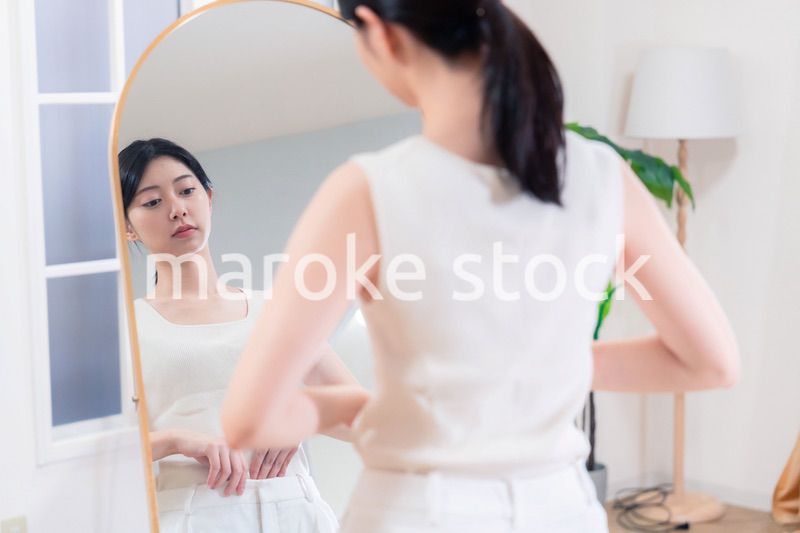 家でヨガ・エクササイズ・ダイエットをする若い女性