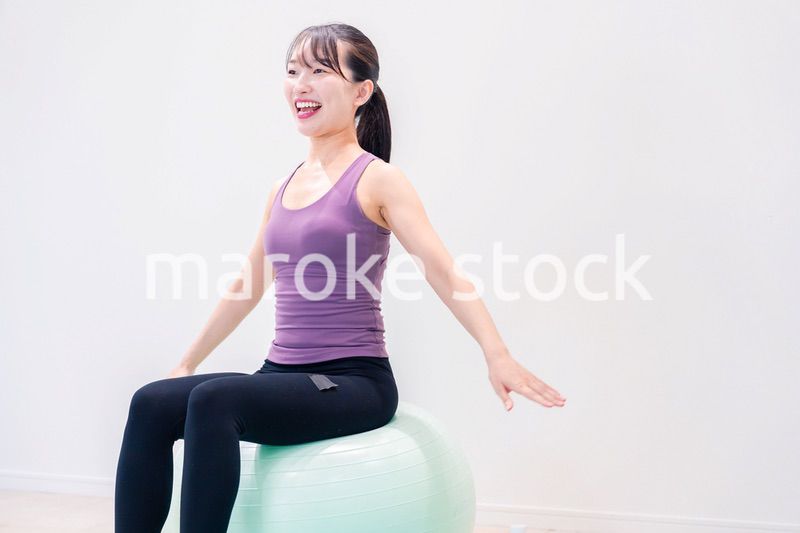 ジムでヨガコーチをするスポーティーな女性