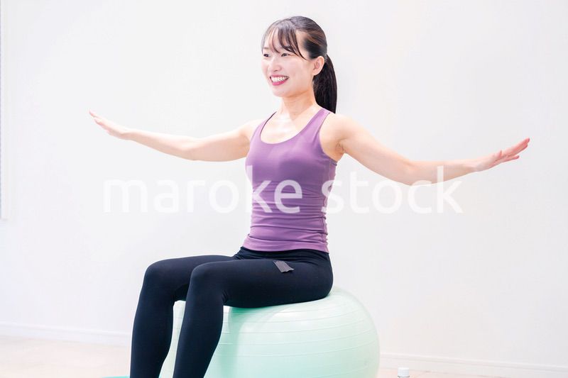 ジムでヨガコーチをするスポーティーな女性