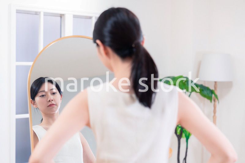 家でヨガ・エクササイズ・ダイエットをする若い女性