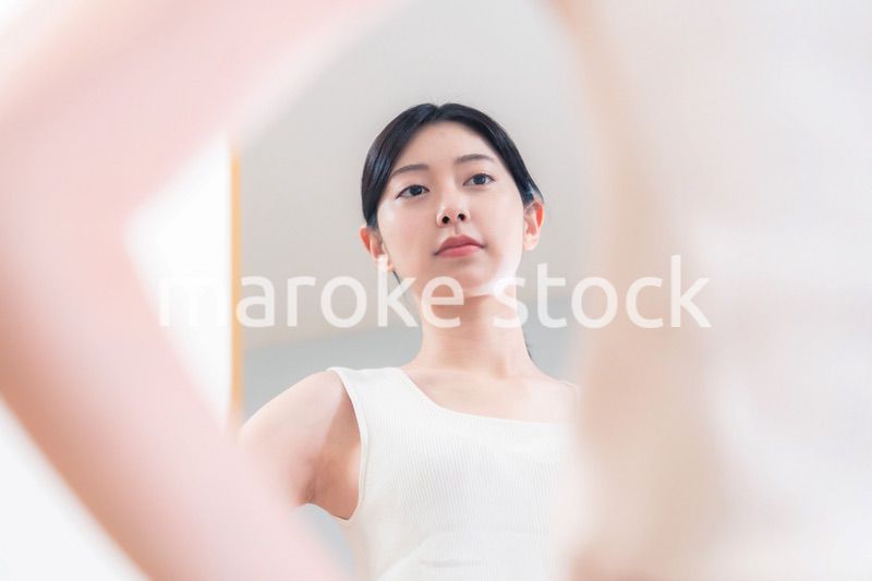 家でヨガ・エクササイズ・ダイエットをする若い女性