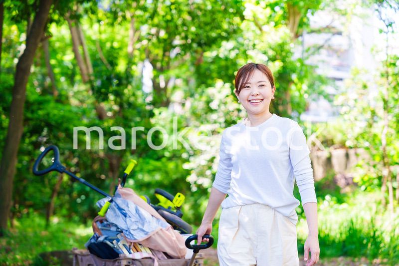 キャリアカーを引っ張ってアウトドアを楽しむ若い女性