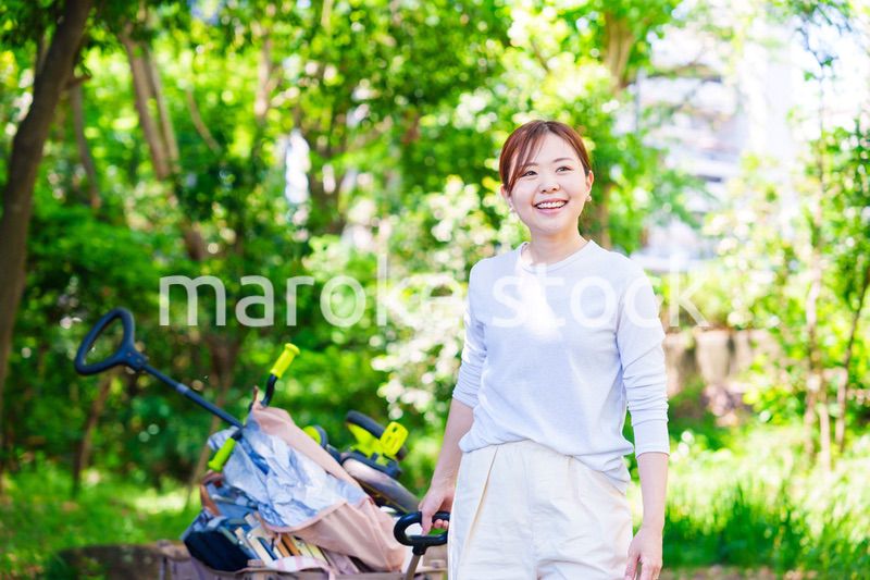 キャリアカーを引っ張ってアウトドアを楽しむ若い女性