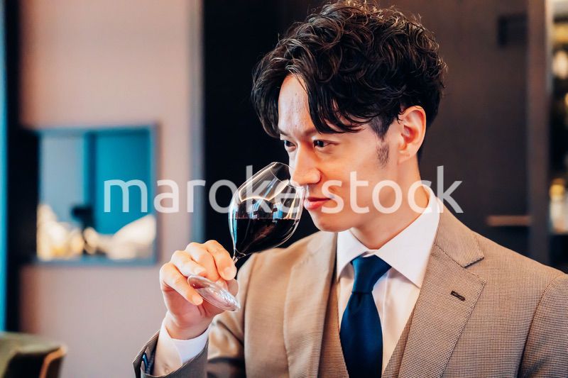 ワインの香りを確認するソムリエの男性