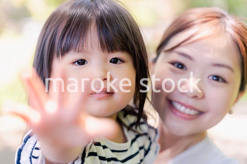 お母さんと2歳の女の子
