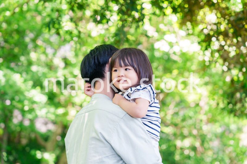 パパに抱っこされて喜ぶ小さな女の子