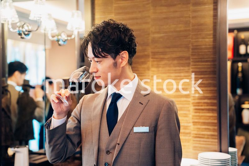 ワインの香りを確認するソムリエの男性