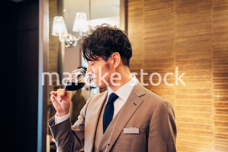 ワインの香りを確認するソムリエの男性