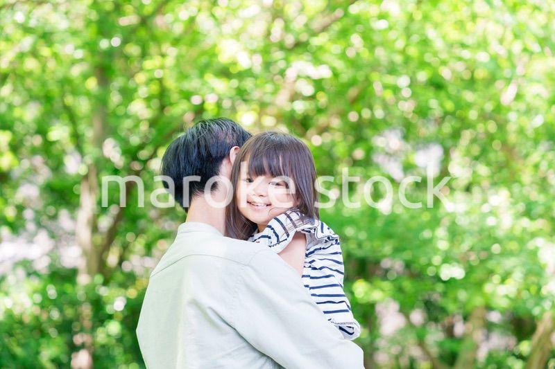 パパに抱っこされて喜ぶ小さな女の子