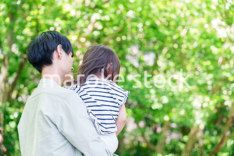 パパに抱っこされて喜ぶ小さな女の子