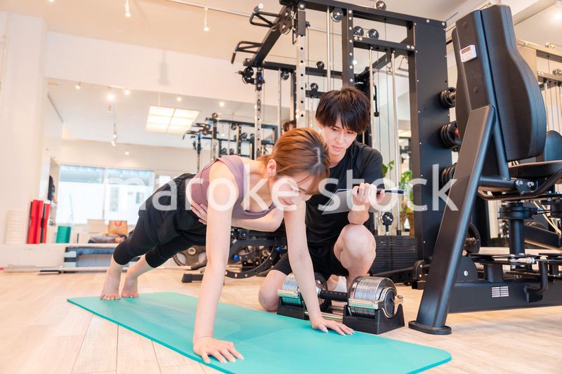 ジムで体を鍛える若い女性