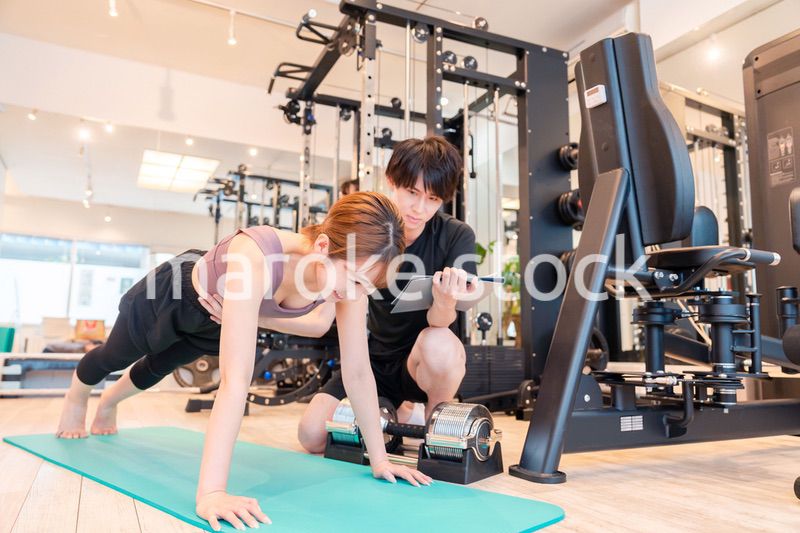 ジムで体を鍛える若い女性