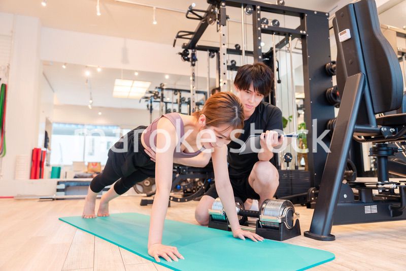 ジムで体を鍛える若い女性