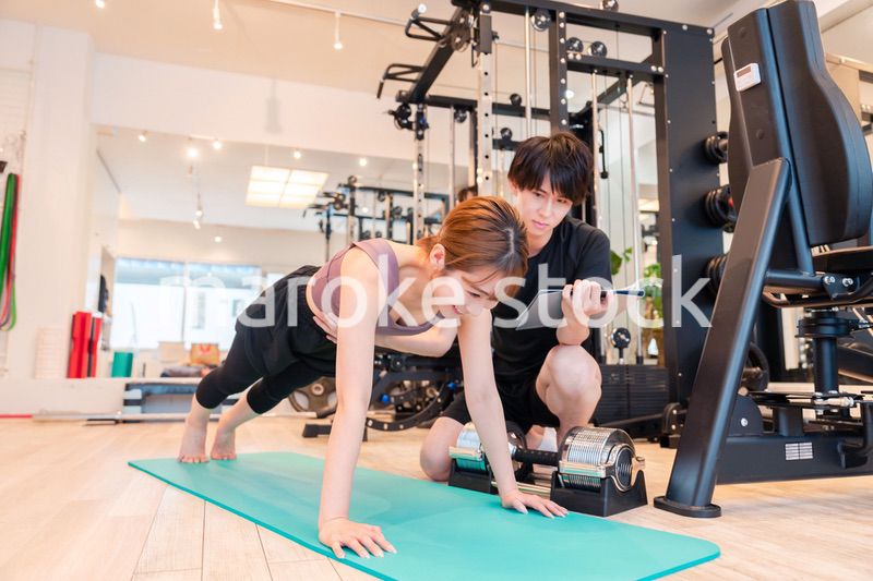 ジムで体を鍛える若い女性