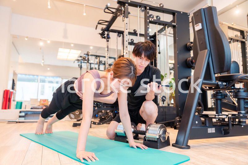 ジムで体を鍛える若い女性