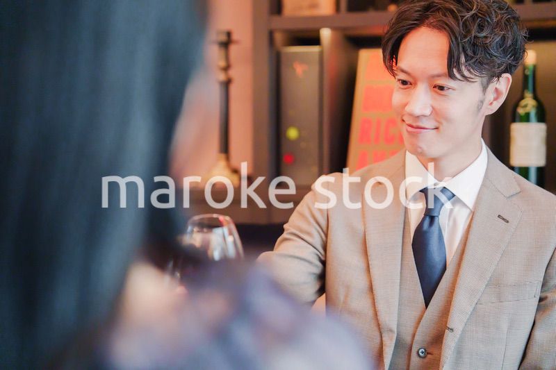 おしゃれをしてレストランで乾杯をするカップル