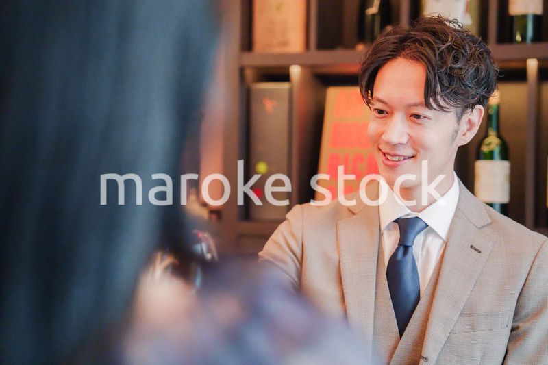 おしゃれをしてレストランで乾杯をするカップル