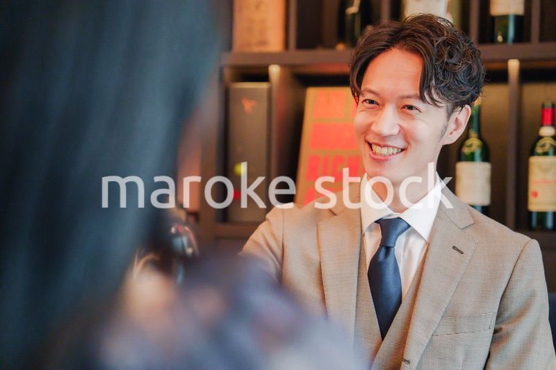 おしゃれをしてレストランで乾杯をするカップル