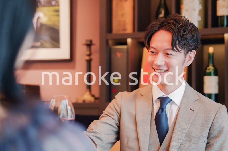 おしゃれをしてレストランで乾杯をするカップル