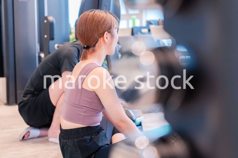 パーソナルジムに通う女性とトレーナー