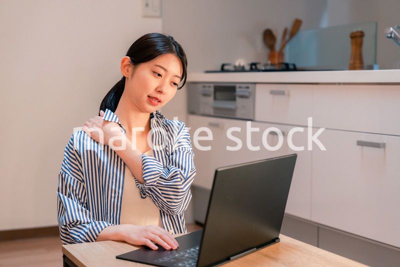 遅くまで在宅勤務をして疲れる一人暮らしの女性