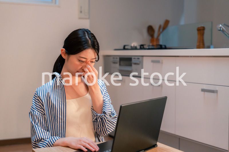 遅くまで在宅勤務をして疲れる一人暮らしの女性