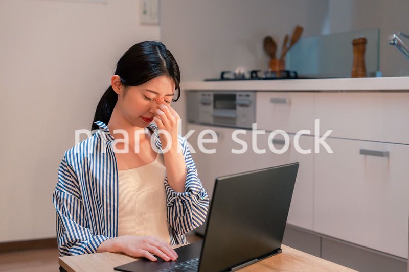 遅くまで在宅勤務をして疲れる一人暮らしの女性