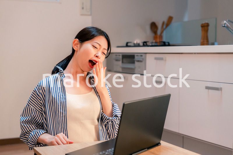 遅くまで在宅勤務をして疲れる一人暮らしの女性