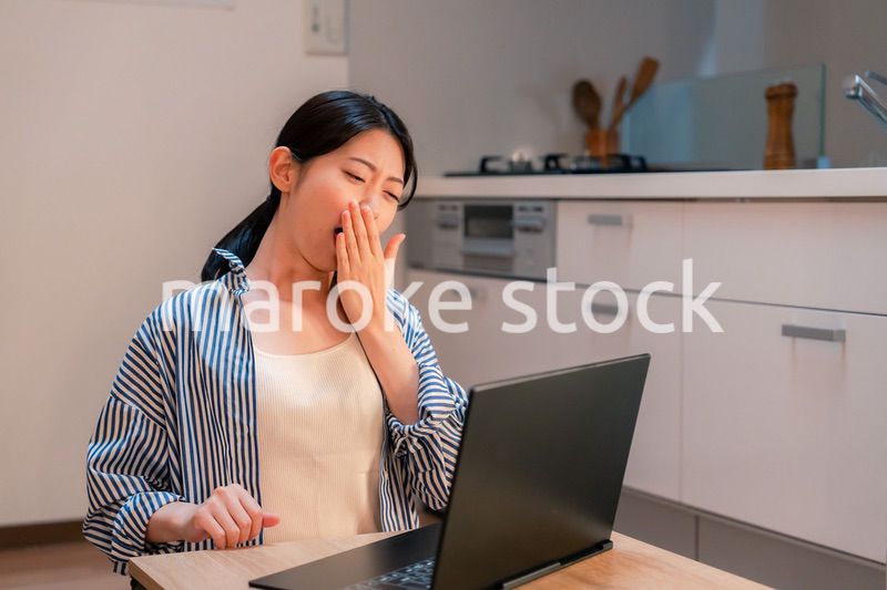 遅くまで在宅勤務をして疲れる一人暮らしの女性
