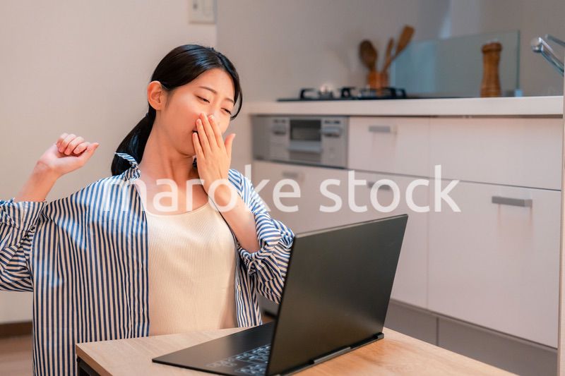 遅くまで在宅勤務をして疲れる一人暮らしの女性