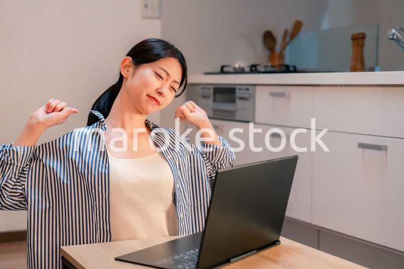 遅くまで在宅勤務をして疲れる一人暮らしの女性