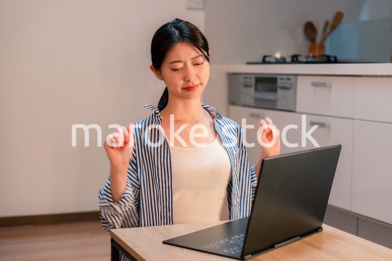 遅くまで在宅勤務をして疲れる一人暮らしの女性