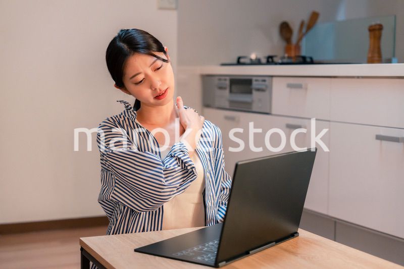 遅くまで在宅勤務をして疲れる一人暮らしの女性