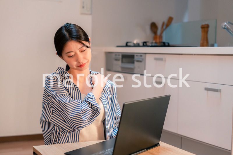 遅くまで在宅勤務をして疲れる一人暮らしの女性